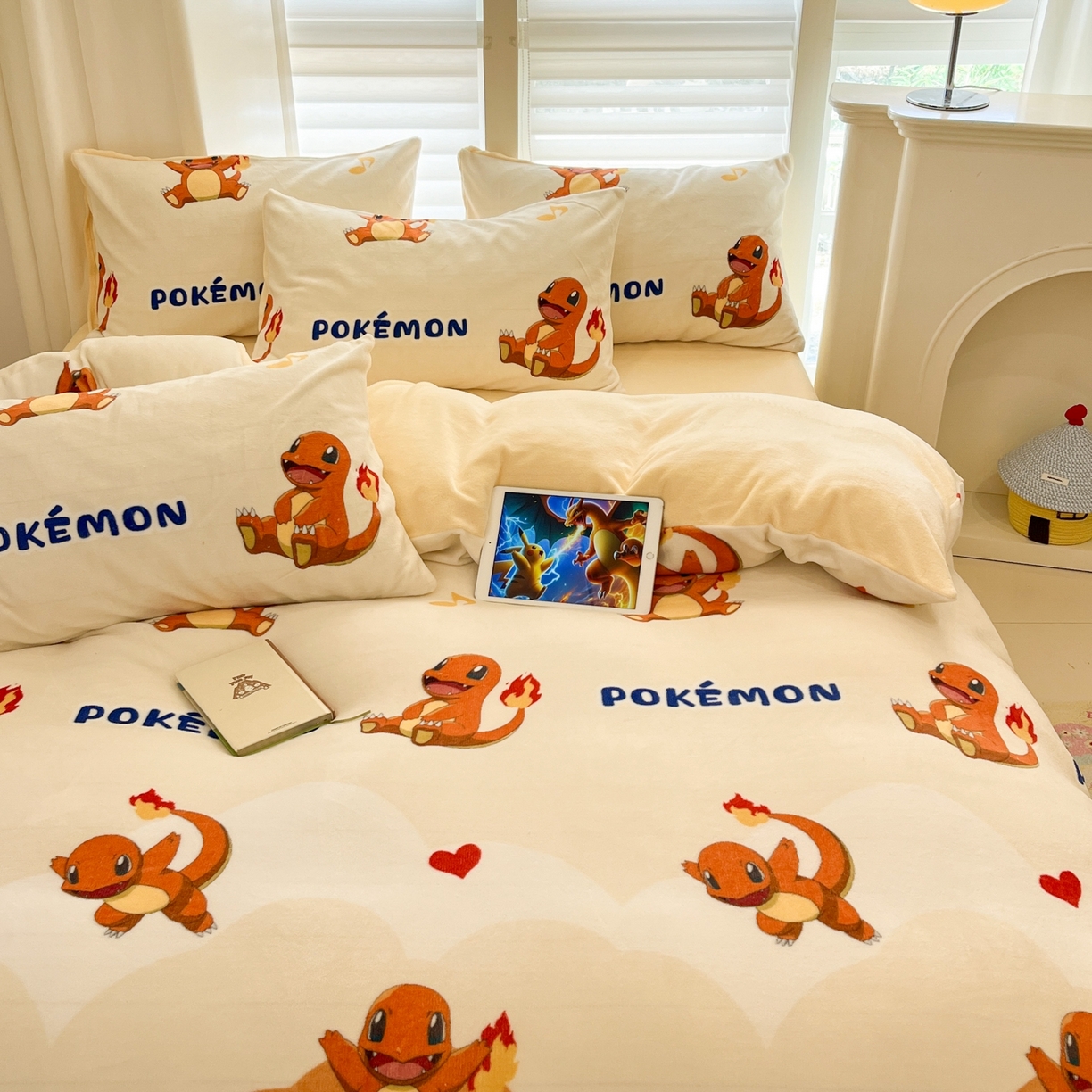 91家纺网 家纺一手货源 找家纺 桃子家居 2025新款A类正版宝可梦授权皮卡丘大版卡通平网数码印花加厚高克重牛奶绒四件套 绒小版-开心喷火龙