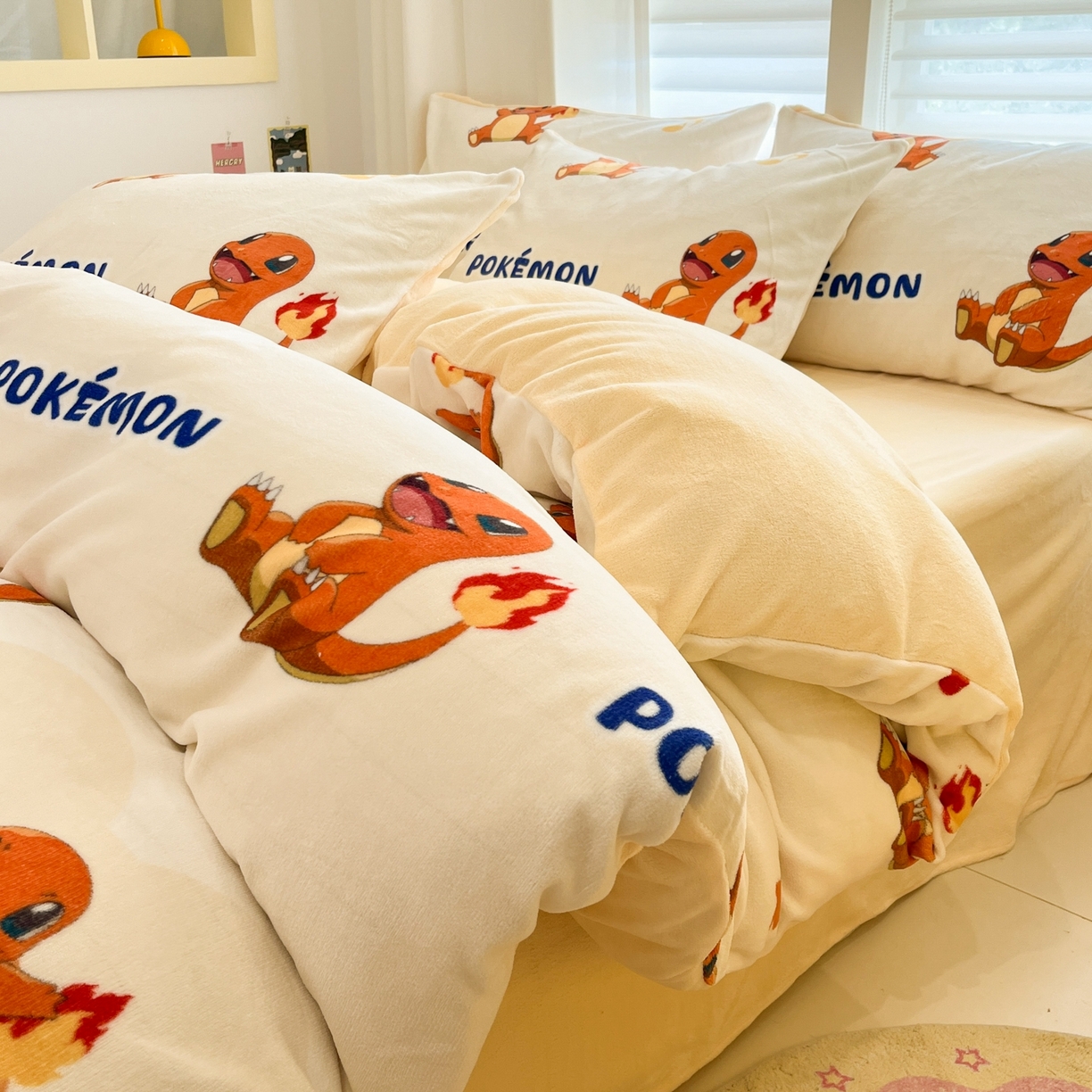 91家纺网 家纺一手货源 找家纺 桃子家居 2025新款A类正版宝可梦授权皮卡丘大版卡通平网数码印花加厚高克重牛奶绒四件套 绒小版-开心喷火龙