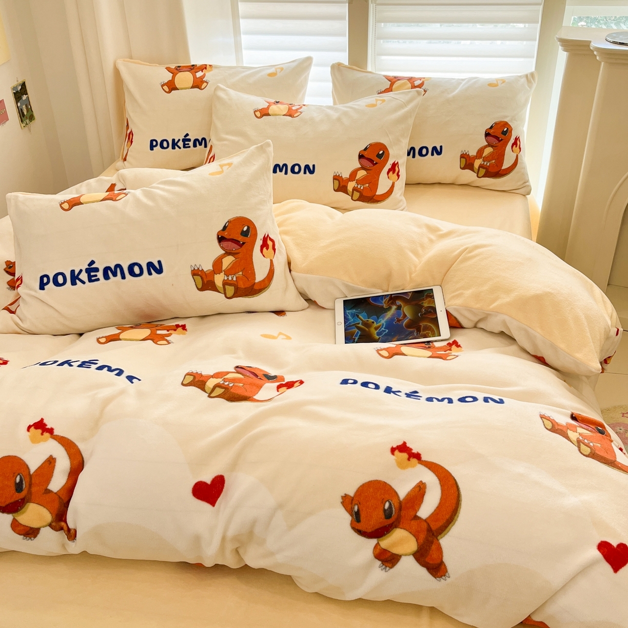 91家纺网 家纺一手货源 找家纺 桃子家居 2025新款A类正版宝可梦授权皮卡丘大版卡通平网数码印花加厚高克重牛奶绒四件套 绒小版-开心喷火龙