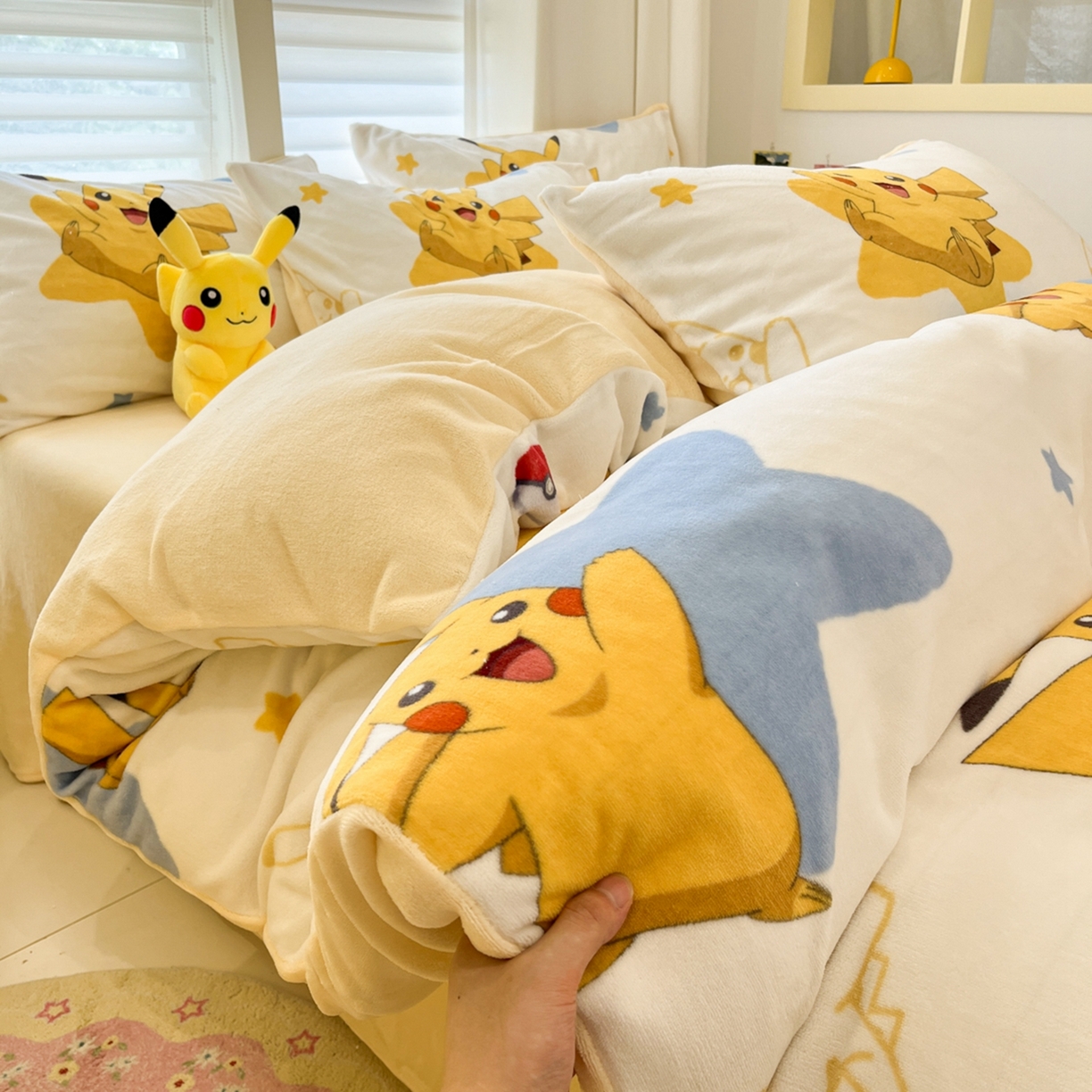 91家纺网 家纺一手货源 找家纺 桃子家居 2025新款A类正版宝可梦授权皮卡丘大版卡通平网数码印花加厚高克重牛奶绒四件套 绒小版-星星皮卡丘