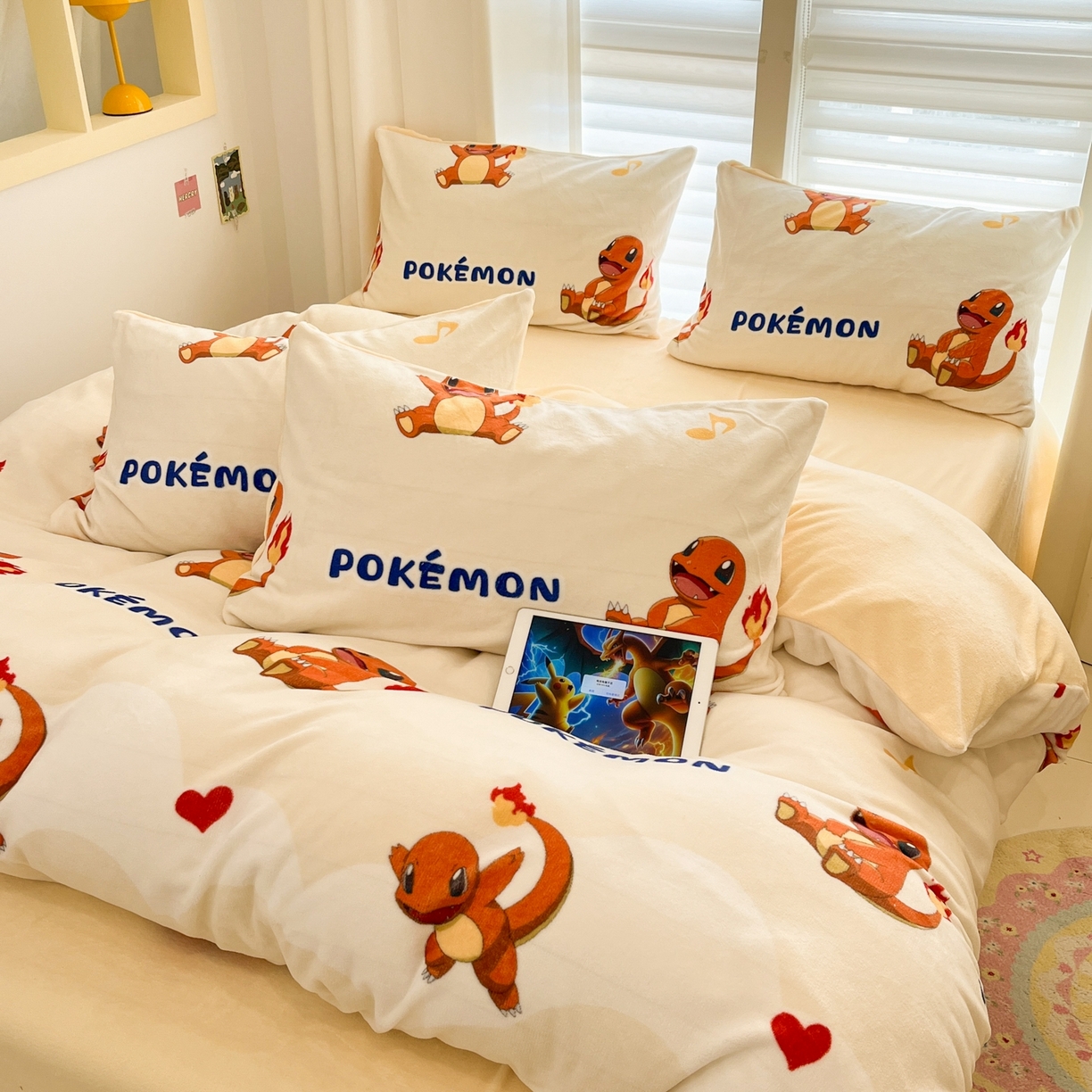 91家纺网 家纺一手货源 找家纺 桃子家居 2025新款A类正版宝可梦授权皮卡丘大版卡通平网数码印花加厚高克重牛奶绒四件套 绒小版-开心喷火龙
