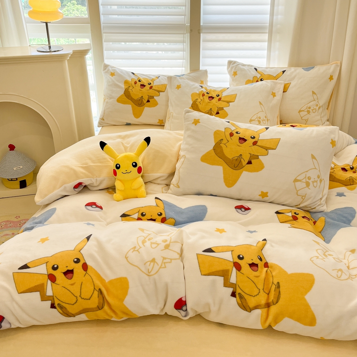 91家纺网 家纺一手货源 找家纺 桃子家居 2025新款A类正版宝可梦授权皮卡丘大版卡通平网数码印花加厚高克重牛奶绒四件套 绒小版-星星皮卡丘