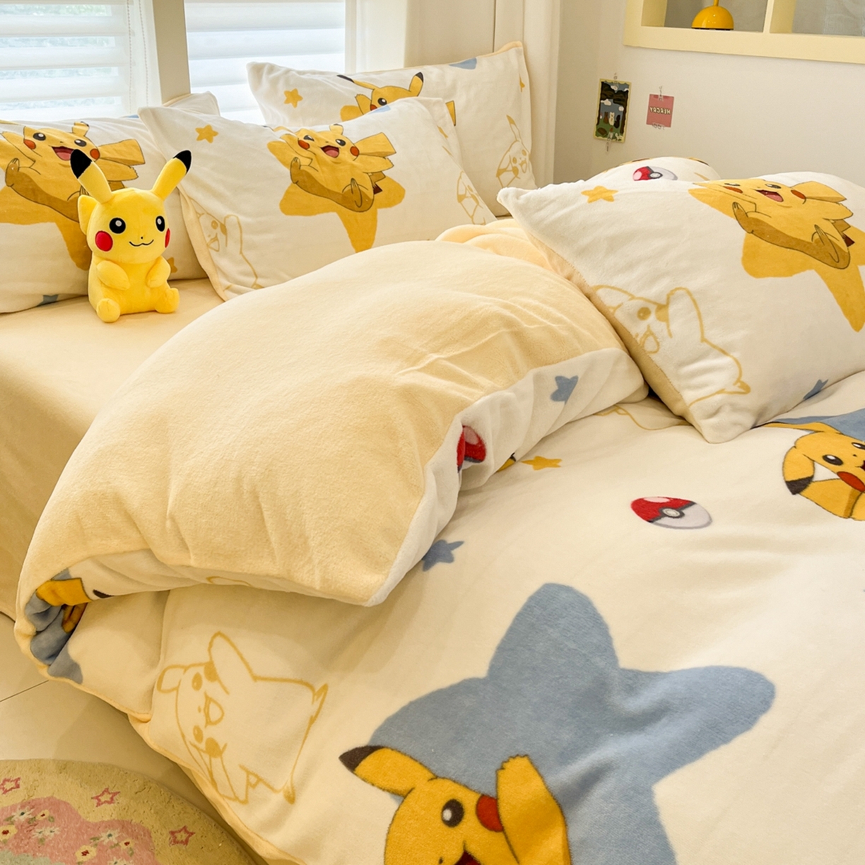 91家纺网 家纺一手货源 找家纺 桃子家居 2025新款A类正版宝可梦授权皮卡丘大版卡通平网数码印花加厚高克重牛奶绒四件套 绒小版-星星皮卡丘