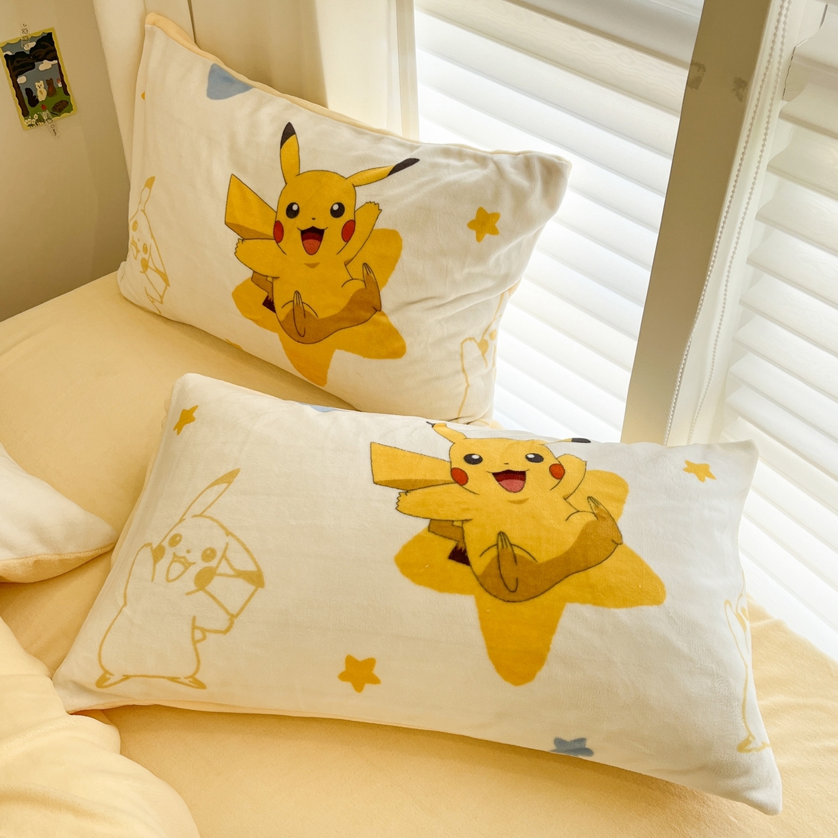 91家纺网 家纺一手货源 找家纺 桃子家居 2025新款A类正版宝可梦授权皮卡丘大版卡通平网数码印花加厚高克重牛奶绒四件套 绒小版-星星皮卡丘