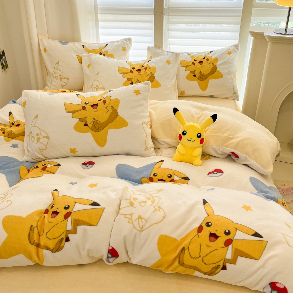 91家纺网 家纺一手货源 找家纺 桃子家居 2025新款A类正版宝可梦授权皮卡丘大版卡通平网数码印花加厚高克重牛奶绒四件套 绒小版-星星皮卡丘