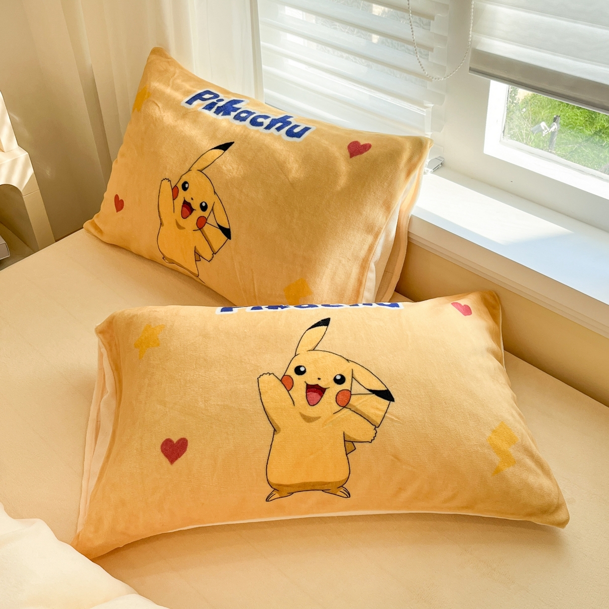 91家纺网 家纺一手货源 找家纺 桃子家居 2025新款A类正版宝可梦授权皮卡丘大版卡通平网数码印花加厚高克重牛奶绒四件套 绒大版套件-爱心皮卡丘