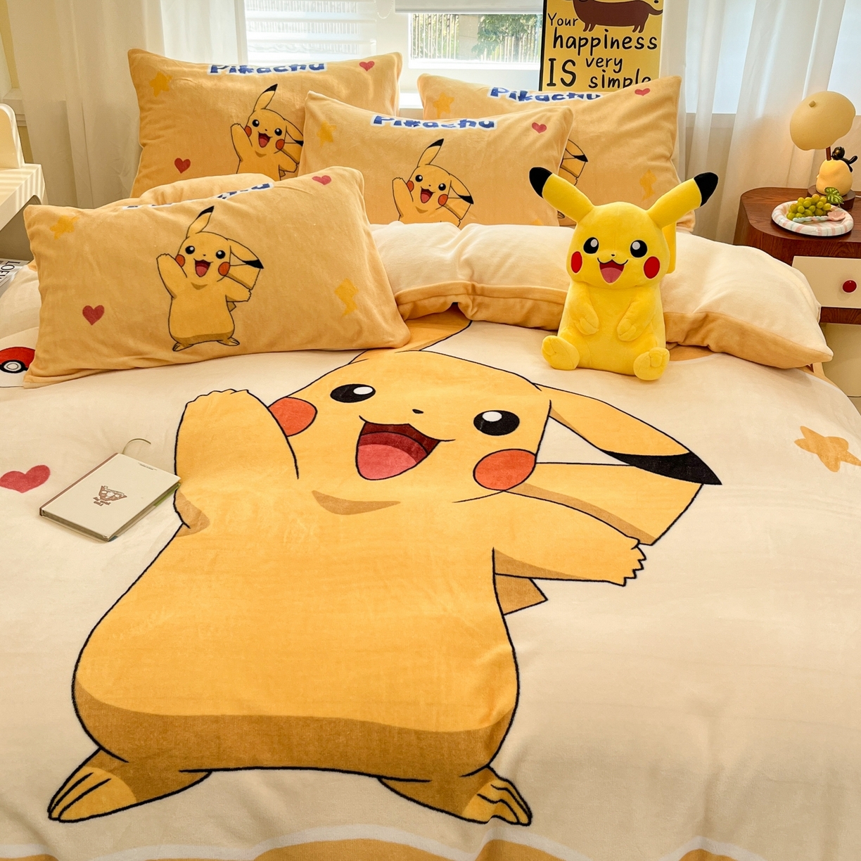 91家纺网 家纺一手货源 找家纺 桃子家居 2025新款A类正版宝可梦授权皮卡丘大版卡通平网数码印花加厚高克重牛奶绒四件套 绒大版套件-爱心皮卡丘