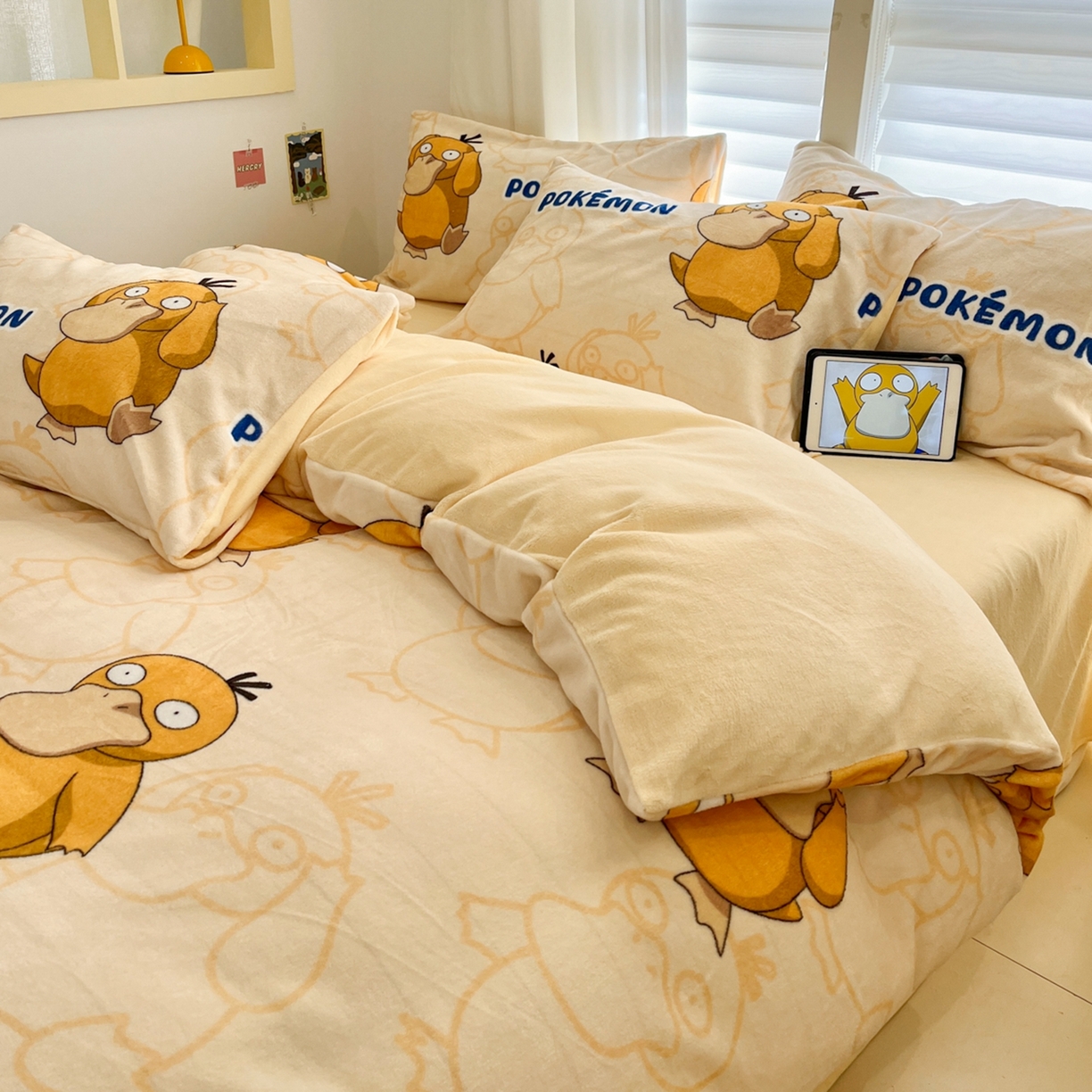91家纺网 家纺一手货源 找家纺 桃子家居 2025新款A类正版宝可梦授权皮卡丘大版卡通平网数码印花加厚高克重牛奶绒四件套 绒小版-奶黄可达鸭