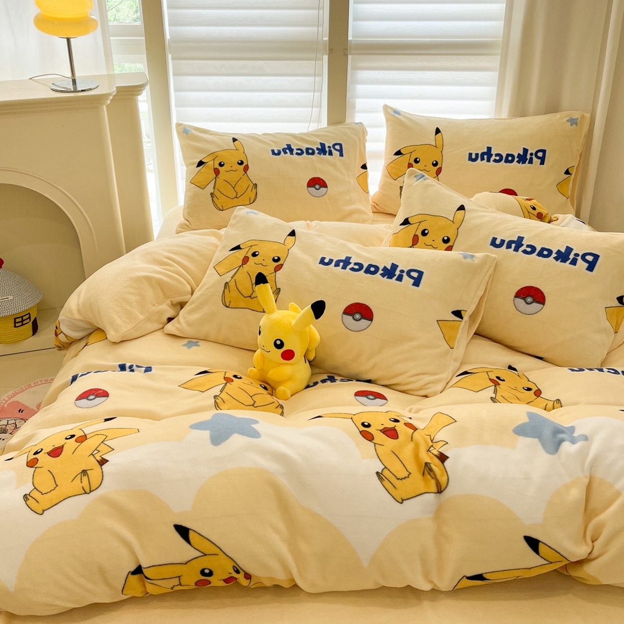91家纺网 家纺一手货源 找家纺 桃子家居 2025新款A类正版宝可梦授权皮卡丘大版卡通平网数码印花加厚高克重牛奶绒四件套 绒小版-宝贝皮卡丘