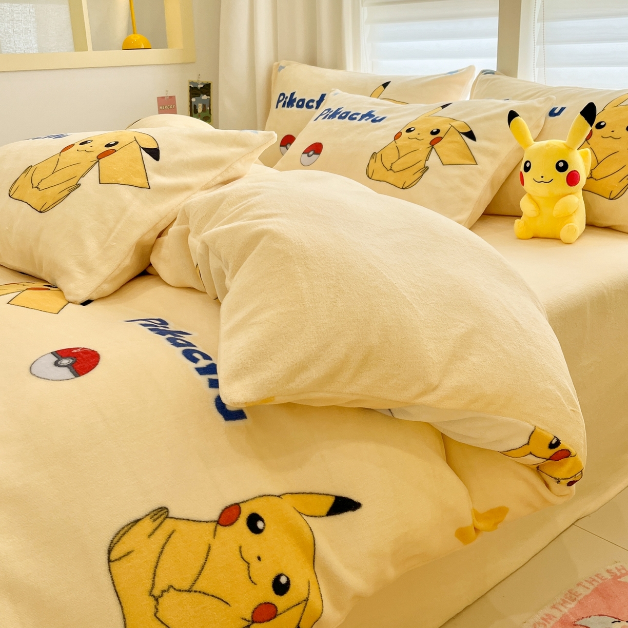 91家纺网 家纺一手货源 找家纺 桃子家居 2025新款A类正版宝可梦授权皮卡丘大版卡通平网数码印花加厚高克重牛奶绒四件套 绒小版-宝贝皮卡丘