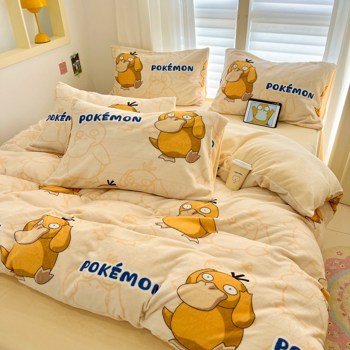 91家纺网 家纺一手货源 找家纺 桃子家居 2025新款A类正版宝可梦授权皮卡丘大版卡通平网数码印花加厚高克重牛奶绒四件套 绒小版-奶黄可达鸭