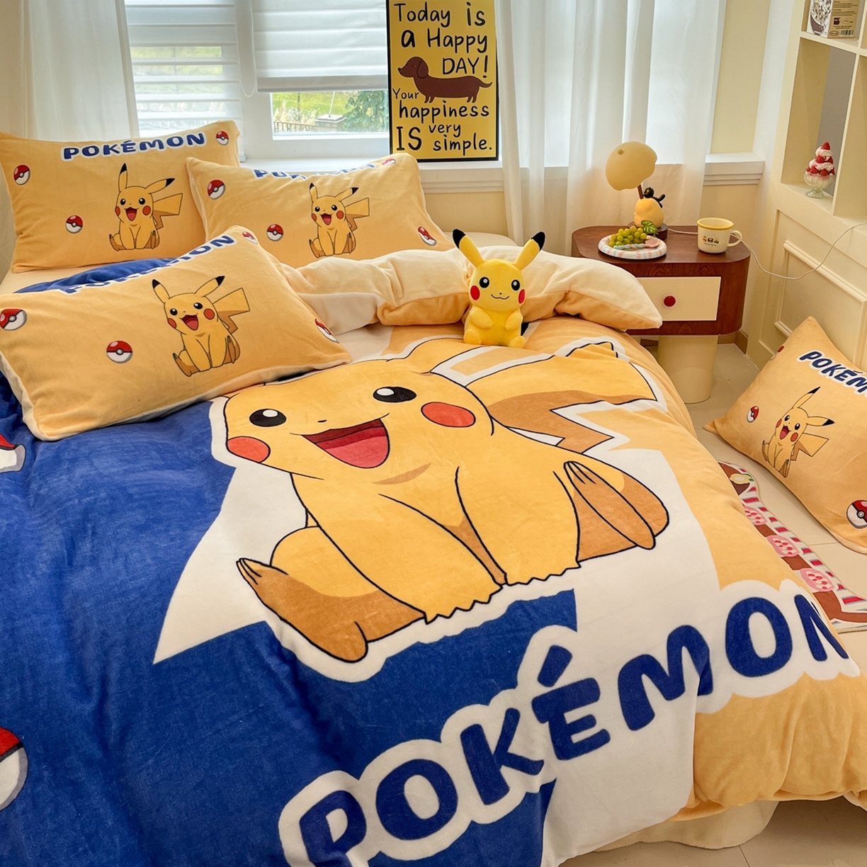 91家纺网 家纺一手货源 找家纺 桃子家居 2025新款A类正版宝可梦授权皮卡丘大版卡通平网数码印花加厚高克重牛奶绒四件套 绒大阪套件-俏皮皮卡丘