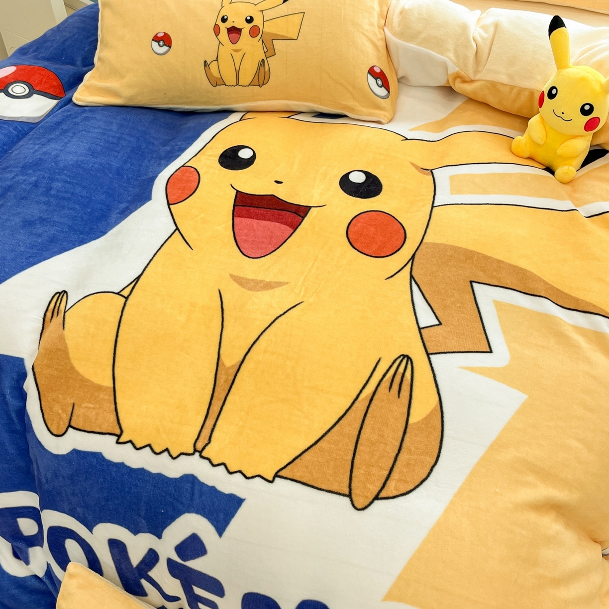 91家纺网 家纺一手货源 找家纺 桃子家居 2025新款A类正版宝可梦授权皮卡丘大版卡通平网数码印花加厚高克重牛奶绒四件套 绒大阪套件-俏皮皮卡丘