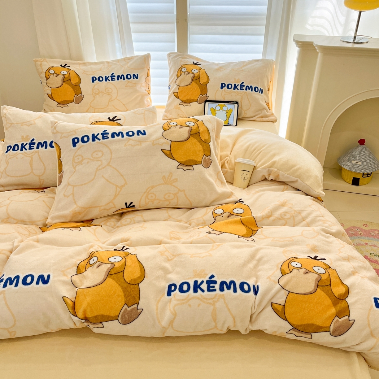 91家纺网 家纺一手货源 找家纺 桃子家居 2025新款A类正版宝可梦授权皮卡丘大版卡通平网数码印花加厚高克重牛奶绒四件套 绒小版-奶黄可达鸭