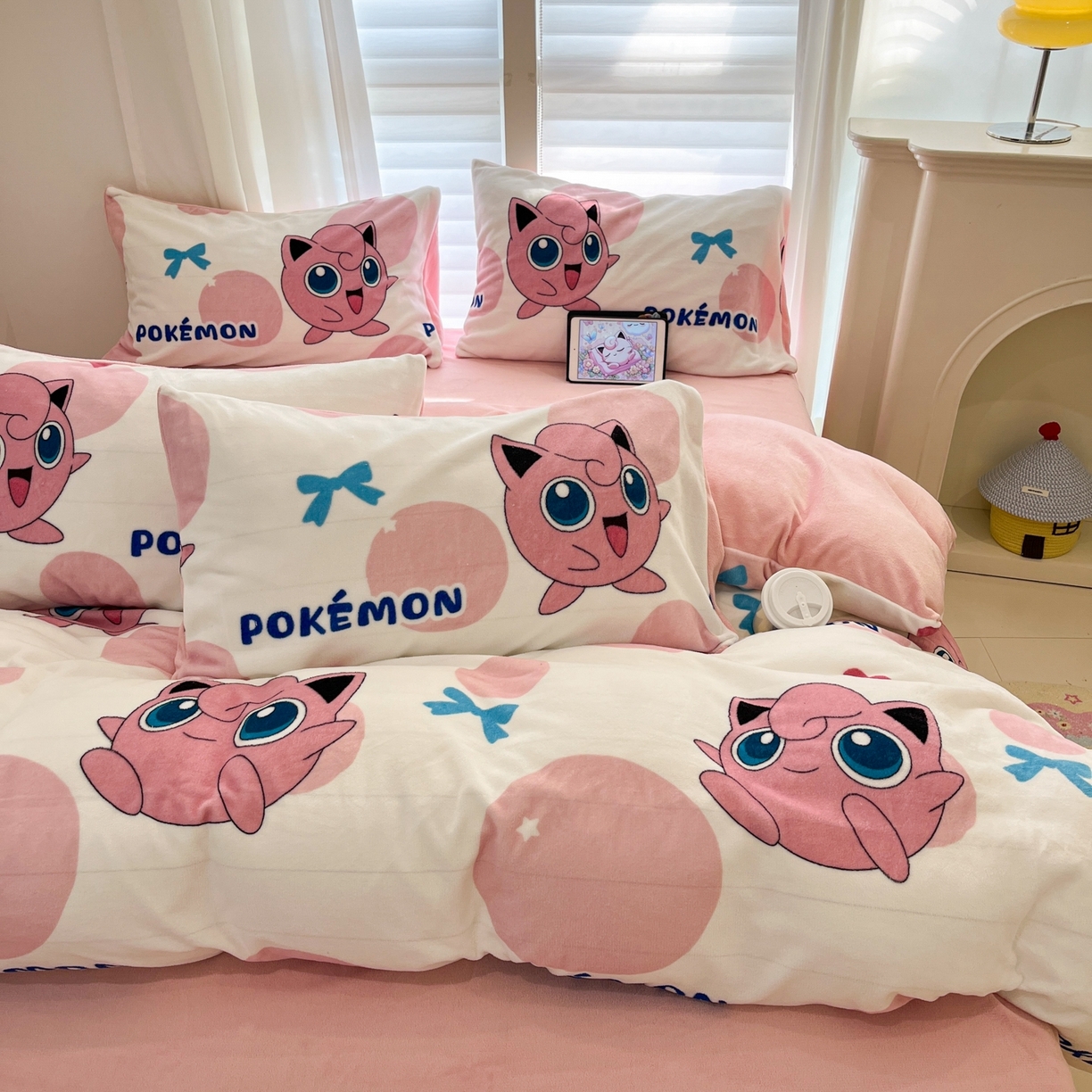 91家纺网 家纺一手货源 找家纺 桃子家居 2025新款A类正版宝可梦授权皮卡丘大版卡通平网数码印花加厚高克重牛奶绒四件套 绒小版-蝴蝶结胖丁