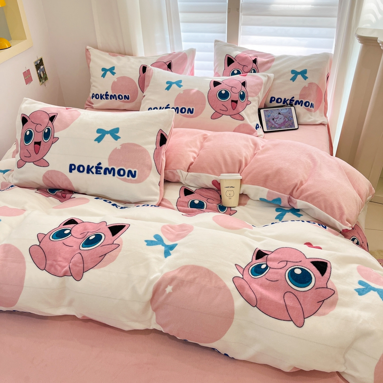 91家纺网 家纺一手货源 找家纺 桃子家居 2025新款A类正版宝可梦授权皮卡丘大版卡通平网数码印花加厚高克重牛奶绒四件套 绒小版-蝴蝶结胖丁