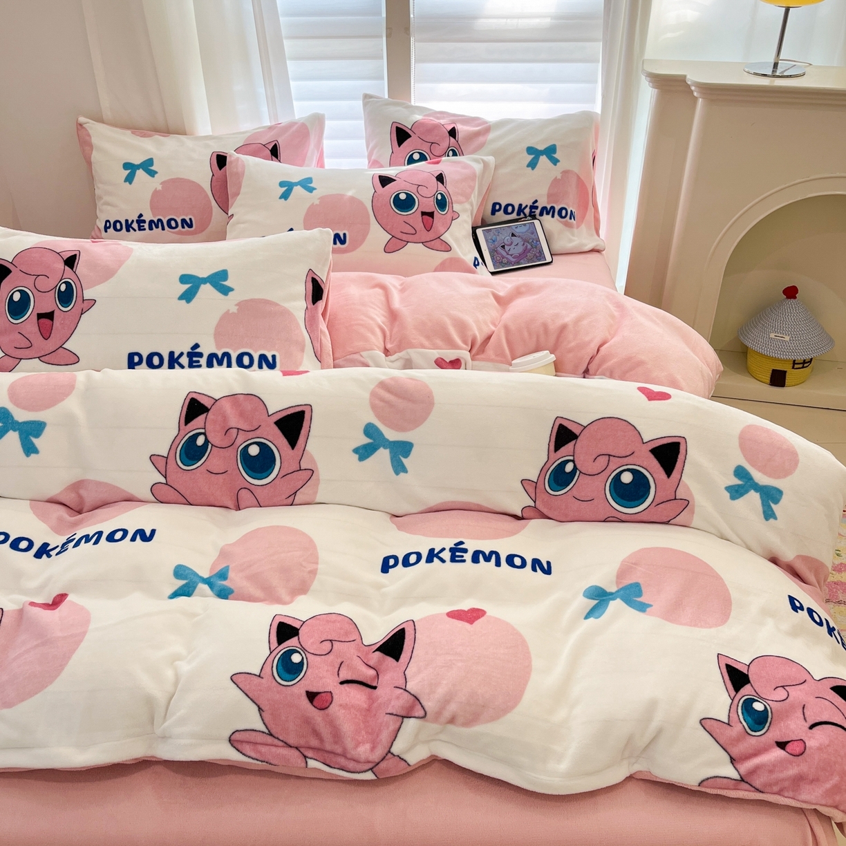 91家纺网 家纺一手货源 找家纺 桃子家居 2025新款A类正版宝可梦授权皮卡丘大版卡通平网数码印花加厚高克重牛奶绒四件套 绒小版-蝴蝶结胖丁