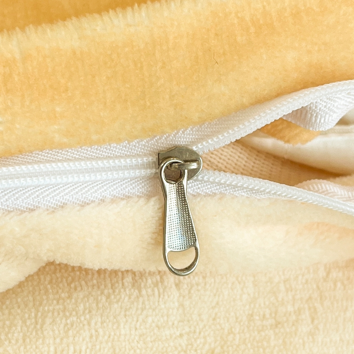 91家纺网 家纺一手货源 找家纺 桃子家居 2025新款A类正版宝可梦授权皮卡丘大版卡通平网数码印花加厚高克重牛奶绒四件套 绒大版套件-爱心皮卡丘