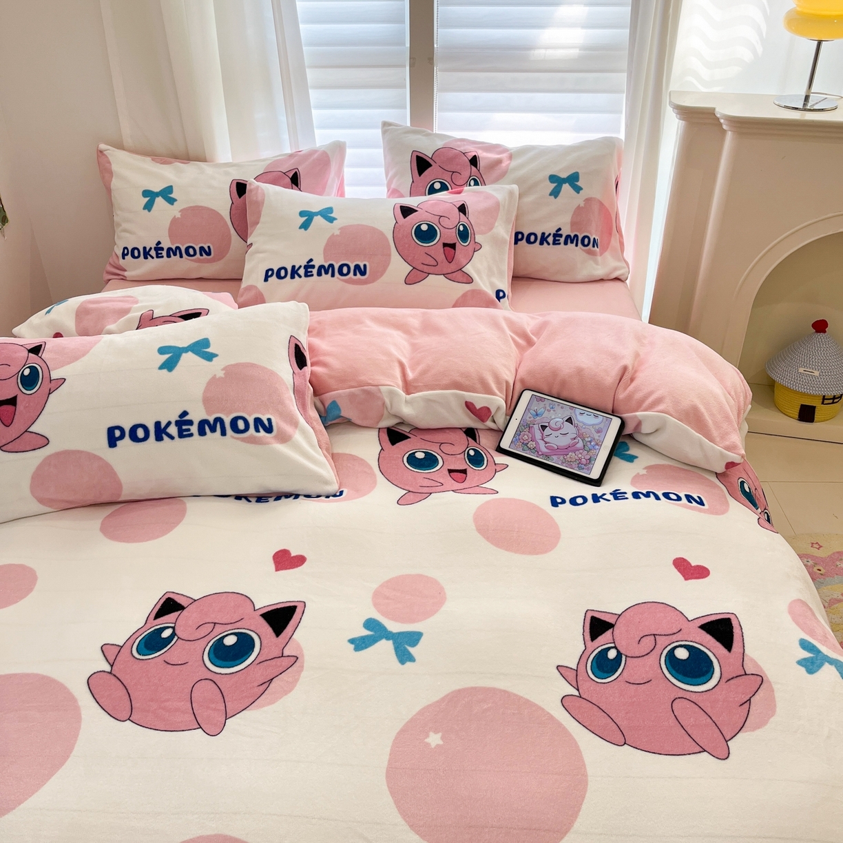 91家纺网 家纺一手货源 找家纺 桃子家居 2025新款A类正版宝可梦授权皮卡丘大版卡通平网数码印花加厚高克重牛奶绒四件套 绒小版-蝴蝶结胖丁