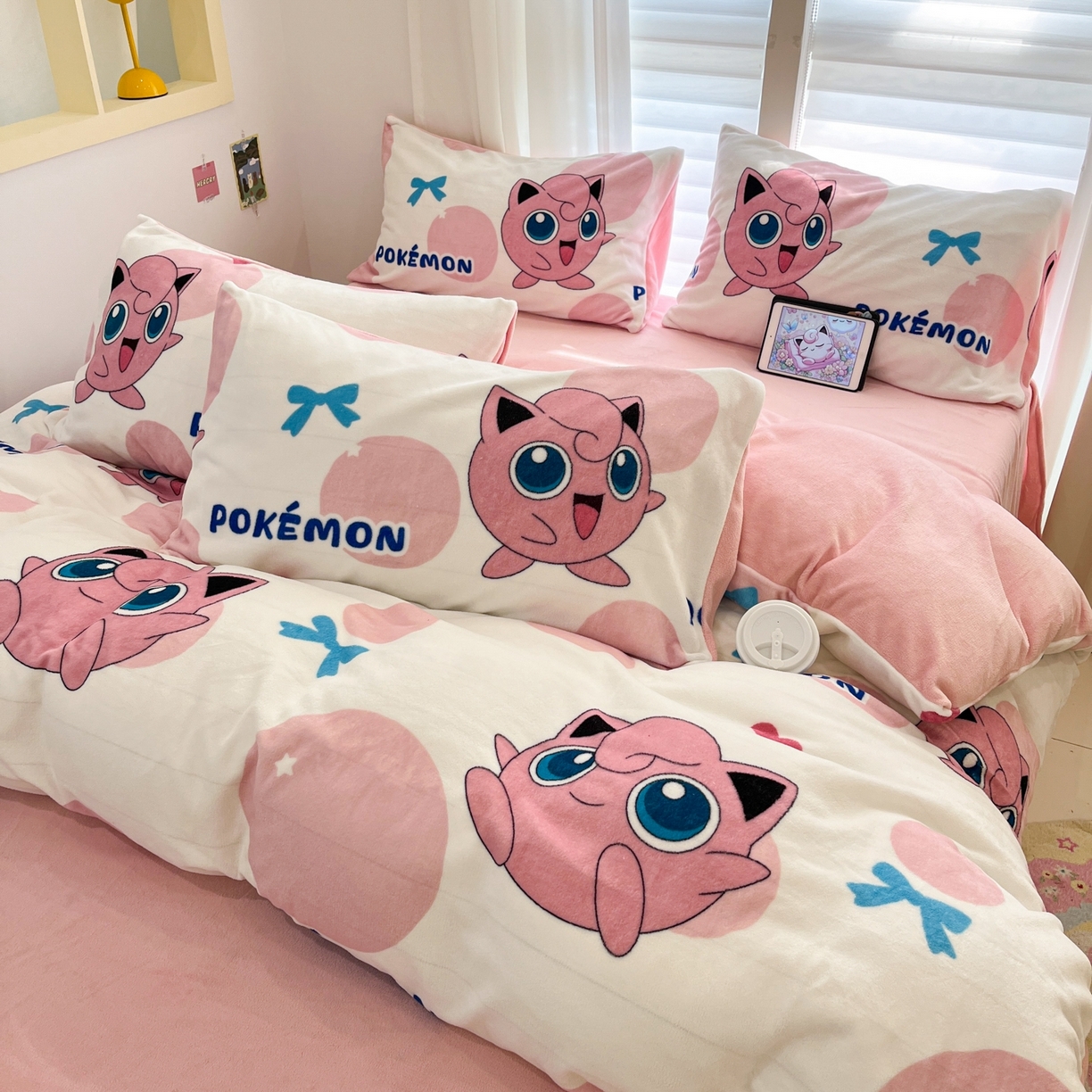 91家纺网 家纺一手货源 找家纺 桃子家居 2025新款A类正版宝可梦授权皮卡丘大版卡通平网数码印花加厚高克重牛奶绒四件套 绒小版-蝴蝶结胖丁