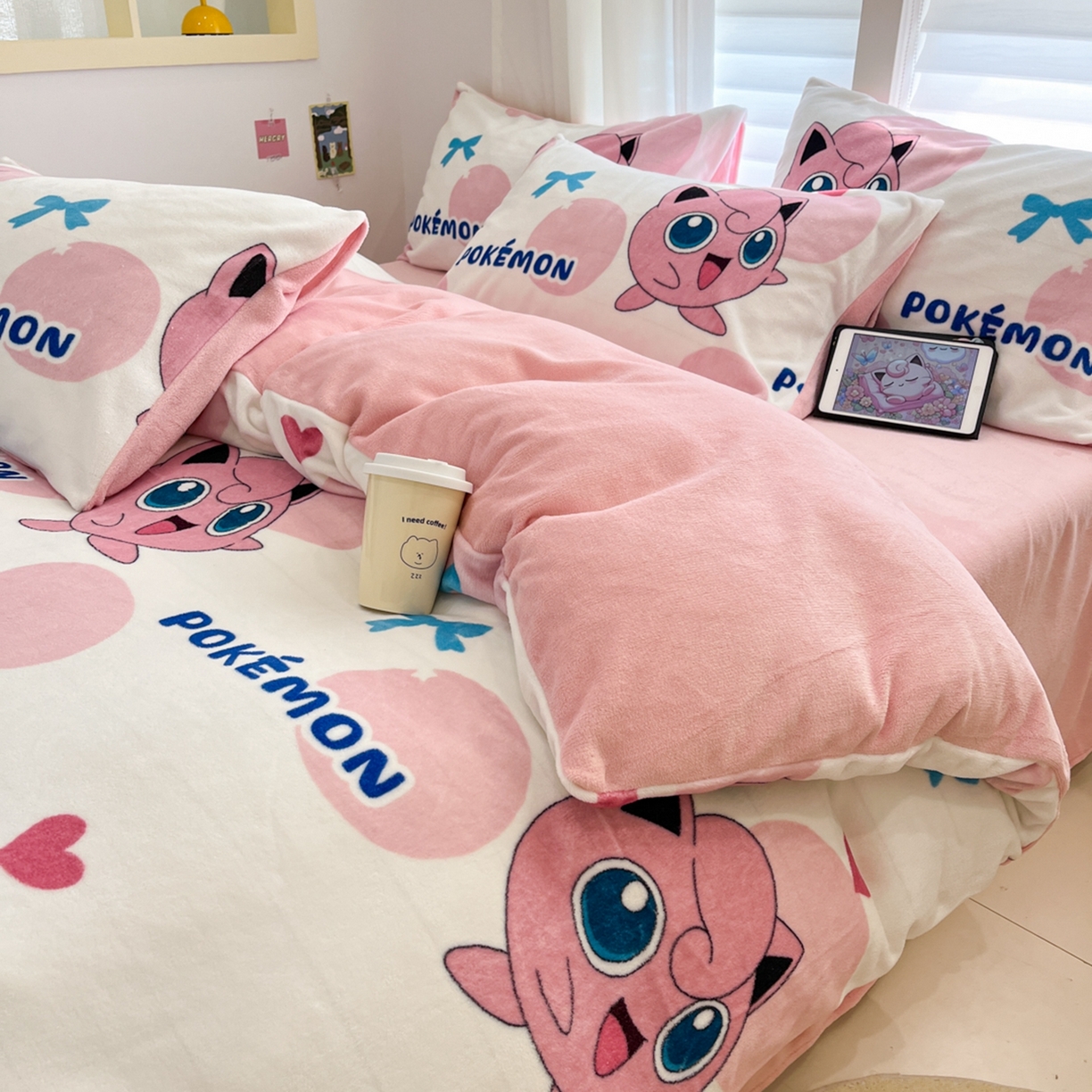 91家纺网 家纺一手货源 找家纺 桃子家居 2025新款A类正版宝可梦授权皮卡丘大版卡通平网数码印花加厚高克重牛奶绒四件套 绒小版-蝴蝶结胖丁