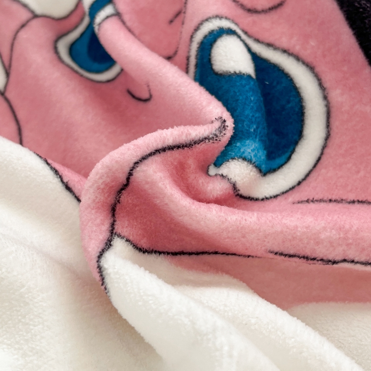 91家纺网 家纺一手货源 找家纺 桃子家居 2025新款A类正版宝可梦授权皮卡丘大版卡通平网数码印花加厚高克重牛奶绒四件套 绒小版-蝴蝶结胖丁