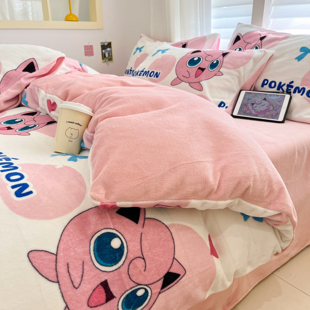 91家纺网 家纺一手货源 找家纺 桃子家居 2025新款A类正版宝可梦授权皮卡丘大版卡通平网数码印花加厚高克重牛奶绒四件套 绒小版-蝴蝶结胖丁