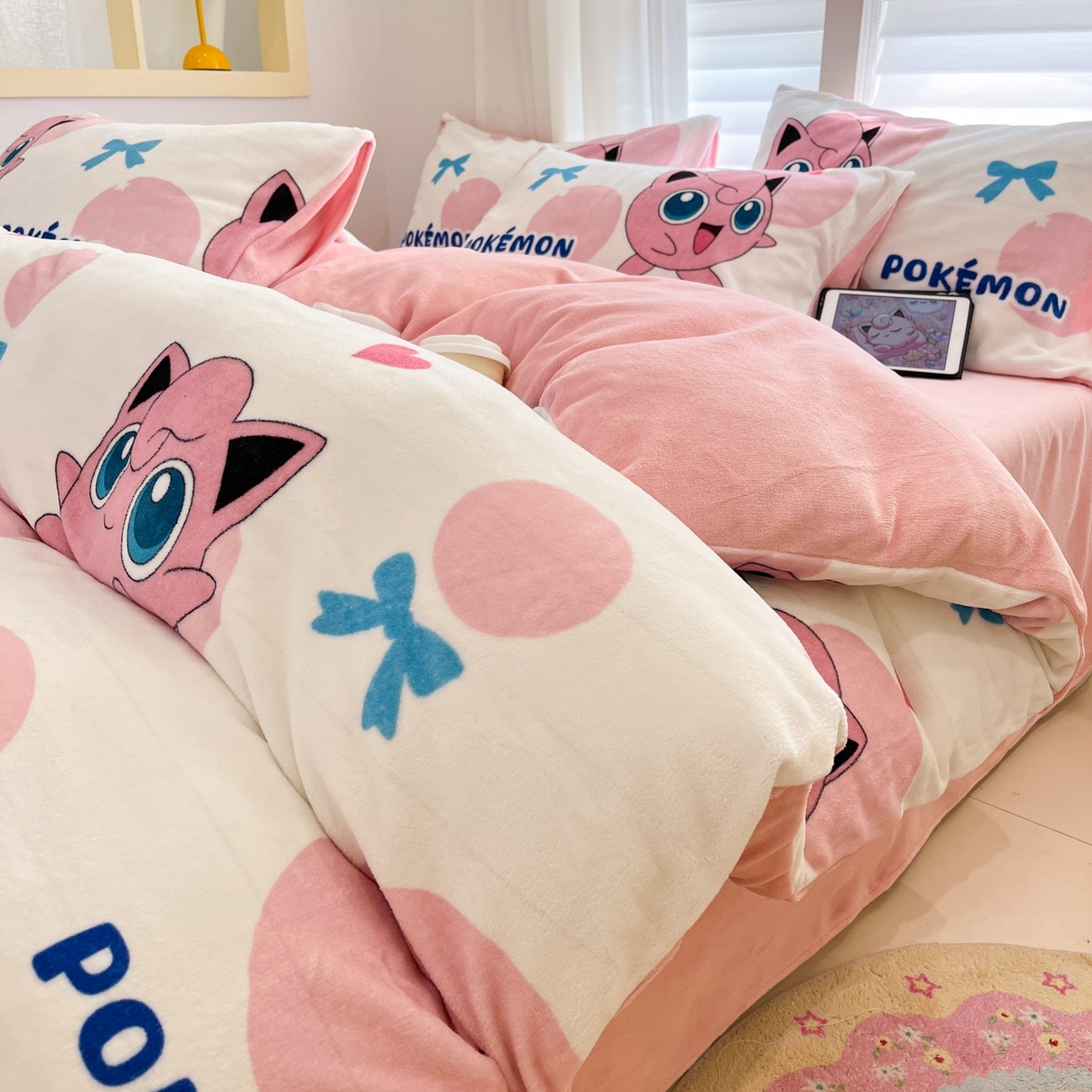 91家纺网 家纺一手货源 找家纺 桃子家居 2025新款A类正版宝可梦授权皮卡丘大版卡通平网数码印花加厚高克重牛奶绒四件套 绒小版-蝴蝶结胖丁