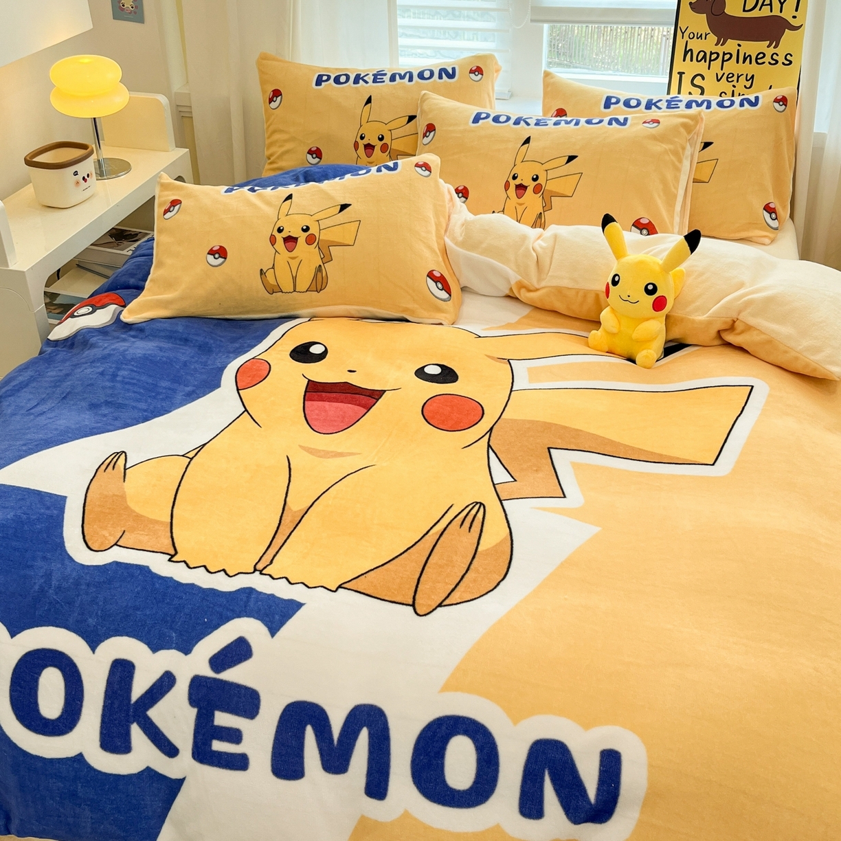91家纺网 家纺一手货源 找家纺 桃子家居 2025新款A类正版宝可梦授权皮卡丘大版卡通平网数码印花加厚高克重牛奶绒四件套 绒大阪套件-俏皮皮卡丘