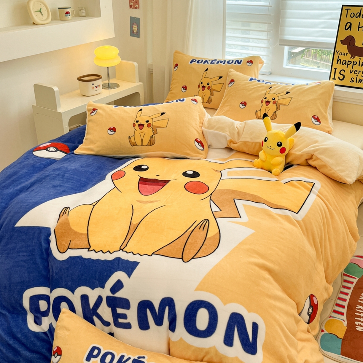 91家纺网 家纺一手货源 找家纺 桃子家居 2025新款A类正版宝可梦授权皮卡丘大版卡通平网数码印花加厚高克重牛奶绒四件套 绒大阪套件-俏皮皮卡丘