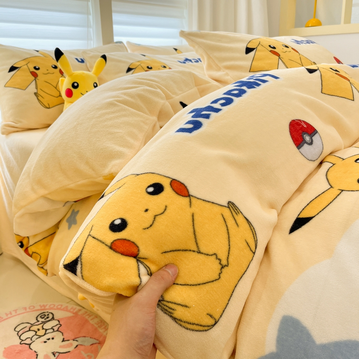 91家纺网 家纺一手货源 找家纺 桃子家居 2025新款A类正版宝可梦授权皮卡丘大版卡通平网数码印花加厚高克重牛奶绒四件套 绒小版-宝贝皮卡丘