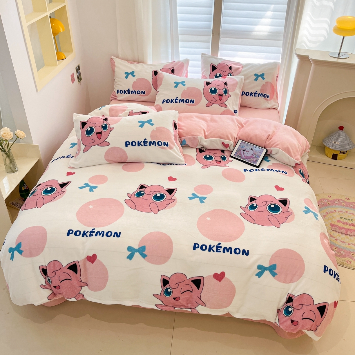 91家纺网 家纺一手货源 找家纺 桃子家居 2025新款A类正版宝可梦授权皮卡丘大版卡通平网数码印花加厚高克重牛奶绒四件套 绒小版-蝴蝶结胖丁