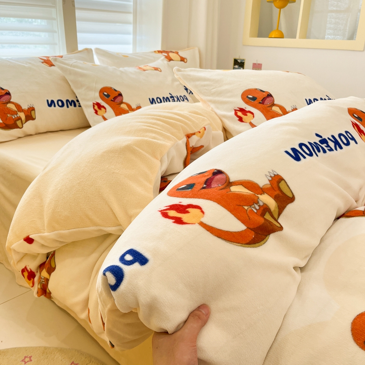 91家纺网 家纺一手货源 找家纺 桃子家居 2025新款A类正版宝可梦授权皮卡丘大版卡通平网数码印花加厚高克重牛奶绒四件套 绒小版-开心喷火龙