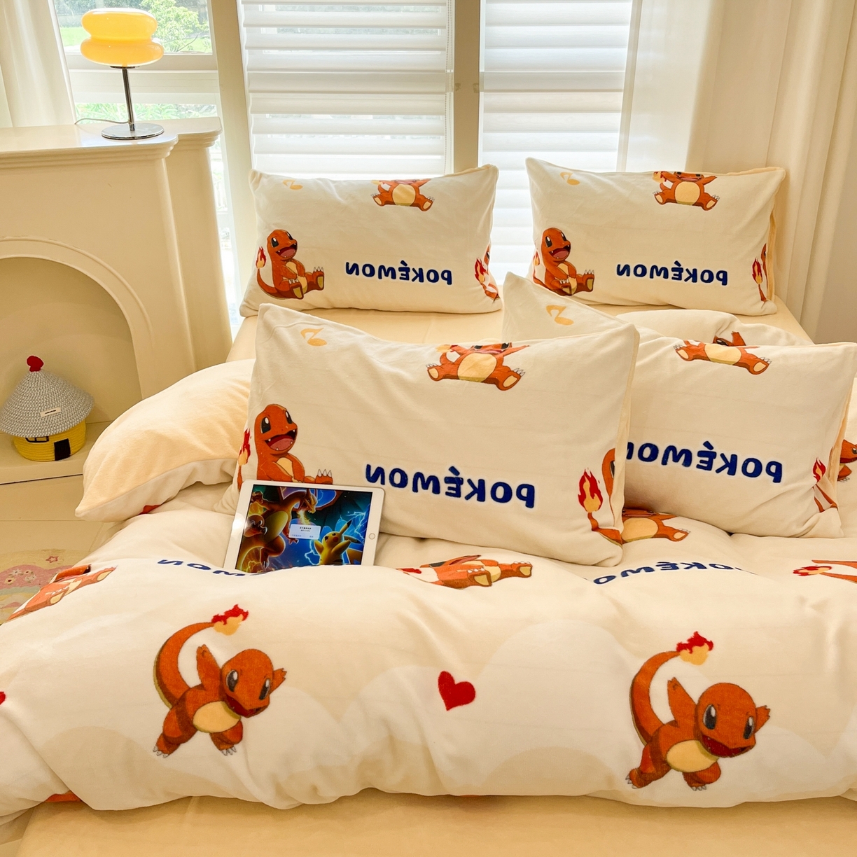 91家纺网 家纺一手货源 找家纺 桃子家居 2025新款A类正版宝可梦授权皮卡丘大版卡通平网数码印花加厚高克重牛奶绒四件套 绒小版-开心喷火龙