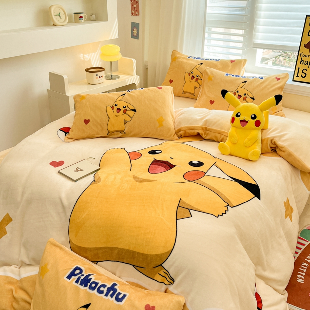 91家纺网 家纺一手货源 找家纺 桃子家居 2025新款A类正版宝可梦授权皮卡丘大版卡通平网数码印花加厚高克重牛奶绒四件套 绒大版套件-爱心皮卡丘