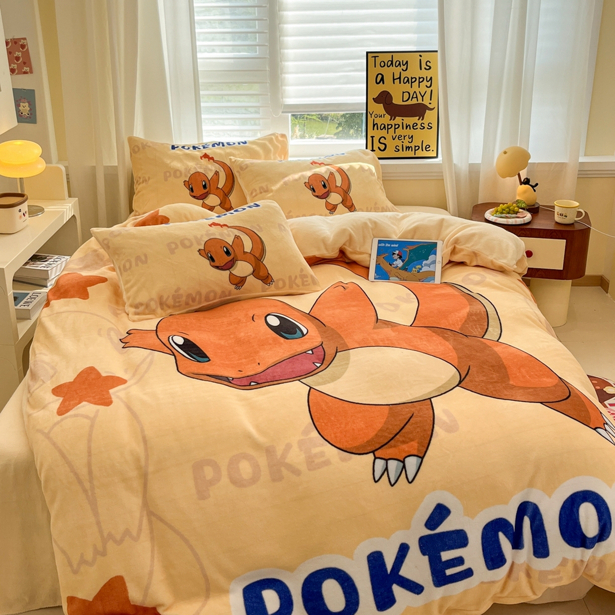 91家纺网 家纺一手货源 找家纺 桃子家居 2025新款A类正版宝可梦授权皮卡丘大版卡通平网数码印花加厚高克重牛奶绒四件套 绒大版套件-喷火龙