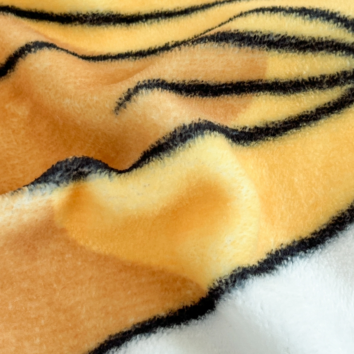 91家纺网 家纺一手货源 找家纺 桃子家居 2025新款A类正版宝可梦授权皮卡丘大版卡通平网数码印花加厚高克重牛奶绒四件套 绒大阪套件-俏皮皮卡丘