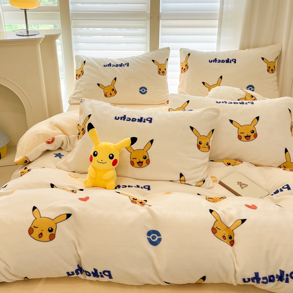 91家纺网 家纺一手货源 找家纺 桃子家居 2025新款A类正版宝可梦授权皮卡丘大版卡通平网数码印花加厚高克重牛奶绒四件套 绒小版-搞怪皮卡丘