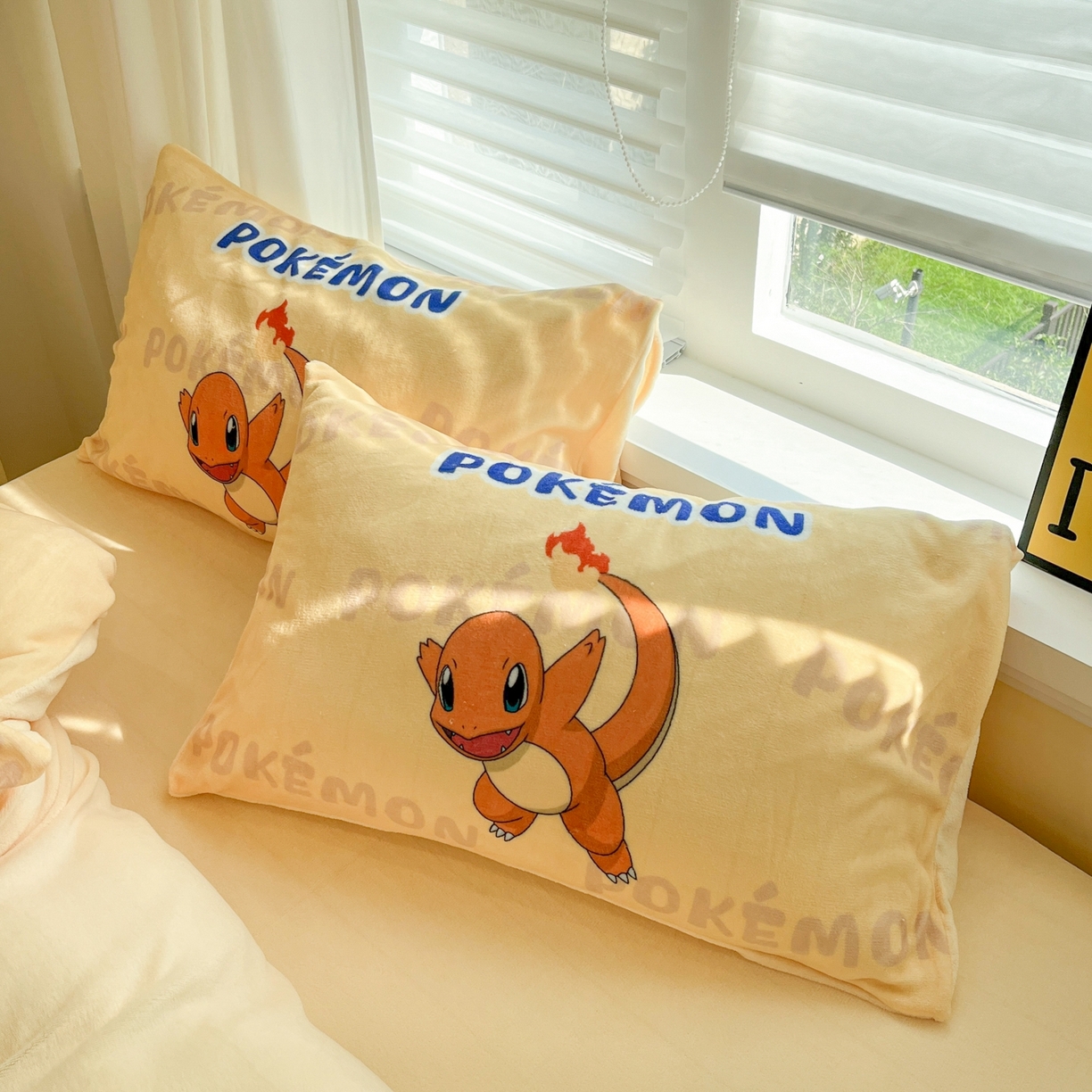 91家纺网 家纺一手货源 找家纺 桃子家居 2025新款A类正版宝可梦授权皮卡丘大版卡通平网数码印花加厚高克重牛奶绒四件套 绒大版套件-喷火龙