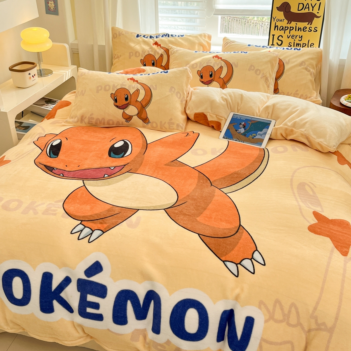 91家纺网 家纺一手货源 找家纺 桃子家居 2025新款A类正版宝可梦授权皮卡丘大版卡通平网数码印花加厚高克重牛奶绒四件套 绒大版套件-喷火龙
