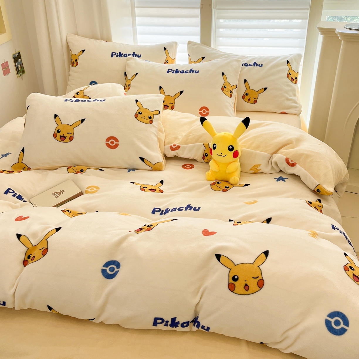 91家纺网 家纺一手货源 找家纺 桃子家居 2025新款A类正版宝可梦授权皮卡丘大版卡通平网数码印花加厚高克重牛奶绒四件套 绒小版-搞怪皮卡丘