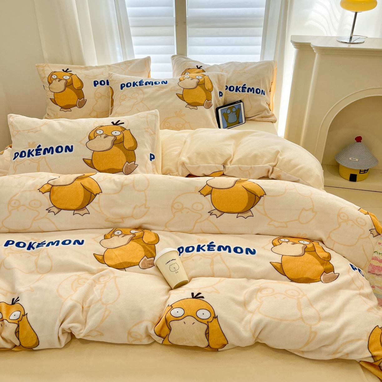 91家纺网 家纺一手货源 找家纺 桃子家居 2025新款A类正版宝可梦授权皮卡丘大版卡通平网数码印花加厚高克重牛奶绒四件套 绒小版-奶黄可达鸭