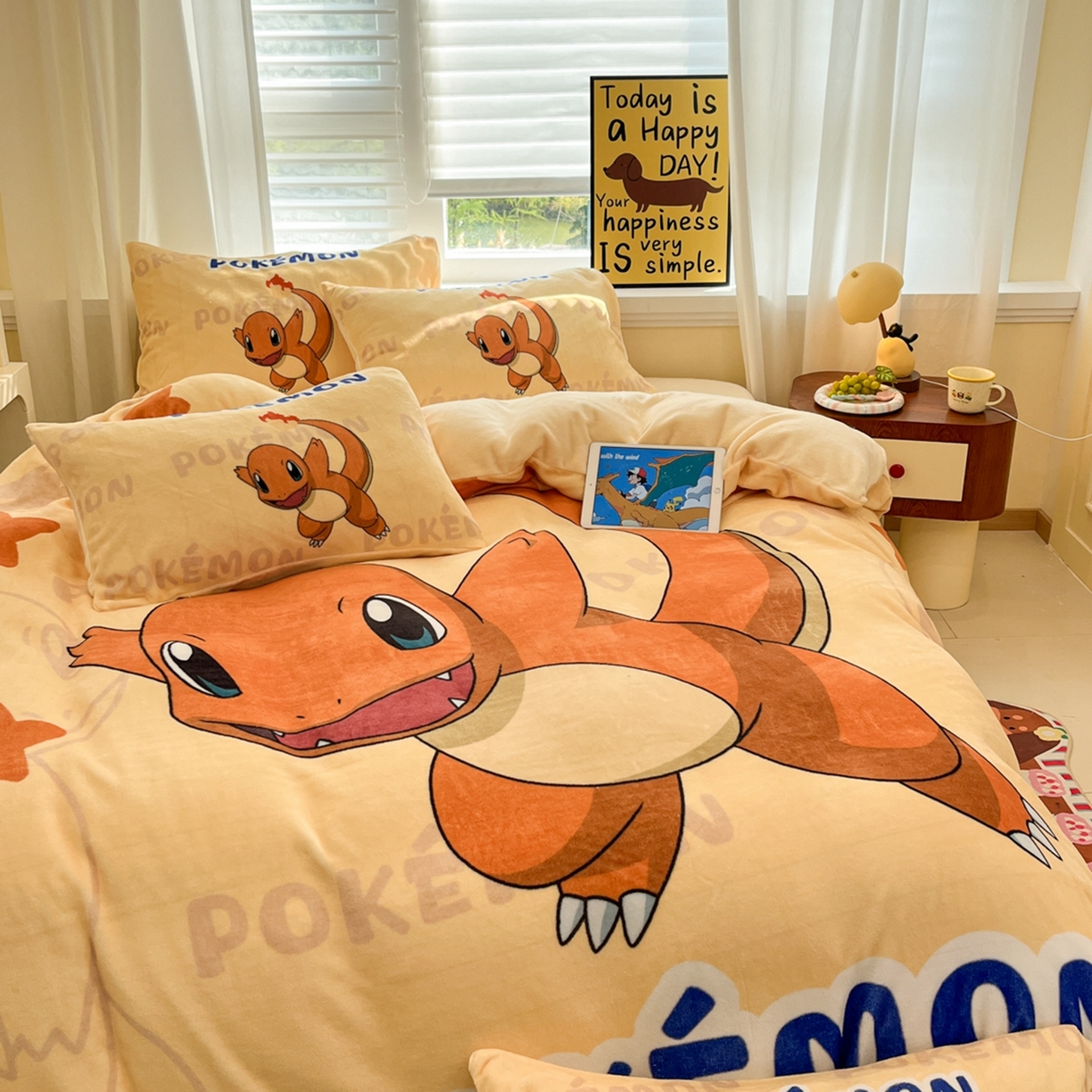91家纺网 家纺一手货源 找家纺 桃子家居 2025新款A类正版宝可梦授权皮卡丘大版卡通平网数码印花加厚高克重牛奶绒四件套 绒大版套件-喷火龙