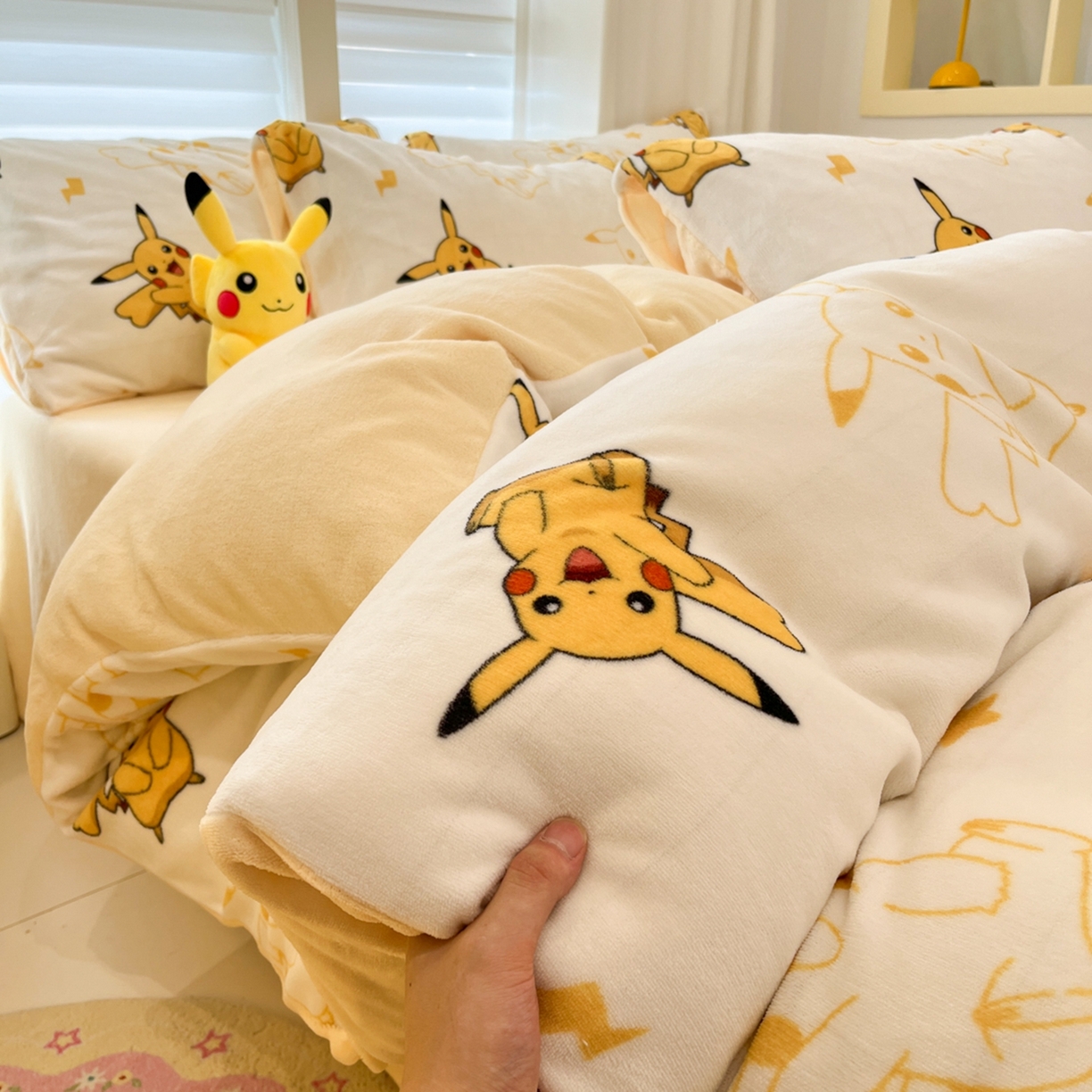 91家纺网 家纺一手货源 找家纺 桃子家居 2025新款A类正版宝可梦授权皮卡丘大版卡通平网数码印花加厚高克重牛奶绒四件套 绒小版-多彩皮卡丘
