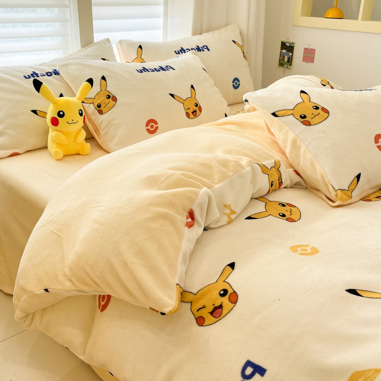 91家纺网 家纺一手货源 找家纺 桃子家居 2025新款A类正版宝可梦授权皮卡丘大版卡通平网数码印花加厚高克重牛奶绒四件套 绒小版-搞怪皮卡丘