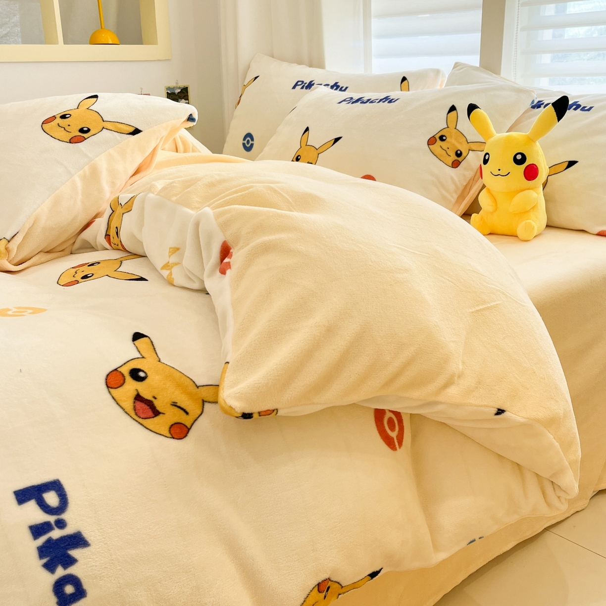 91家纺网 家纺一手货源 找家纺 桃子家居 2025新款A类正版宝可梦授权皮卡丘大版卡通平网数码印花加厚高克重牛奶绒四件套 绒小版-搞怪皮卡丘