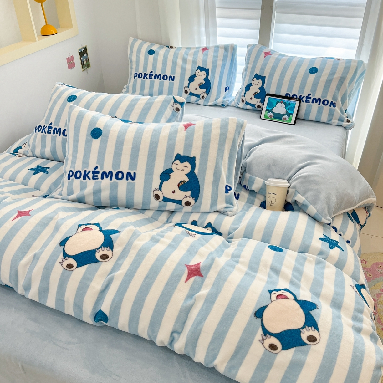 91家纺网 家纺一手货源 找家纺 桃子家居 2025新款A类正版宝可梦授权皮卡丘大版卡通平网数码印花加厚高克重牛奶绒四件套 绒小版-蓝条卡比兽