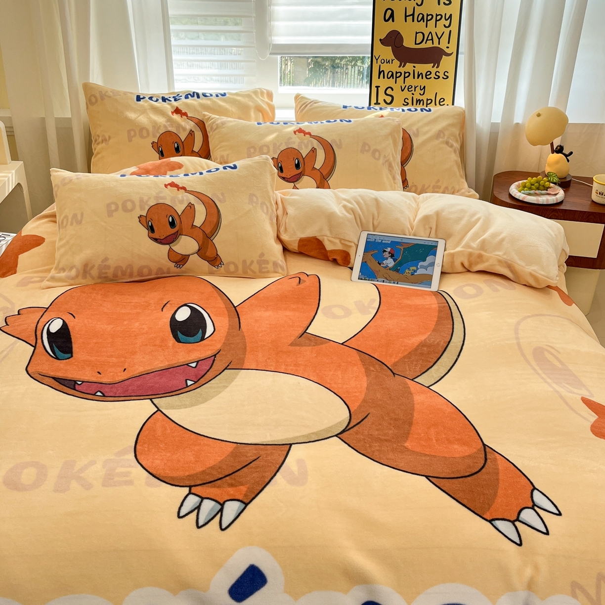 91家纺网 家纺一手货源 找家纺 桃子家居 2025新款A类正版宝可梦授权皮卡丘大版卡通平网数码印花加厚高克重牛奶绒四件套 绒大版套件-喷火龙