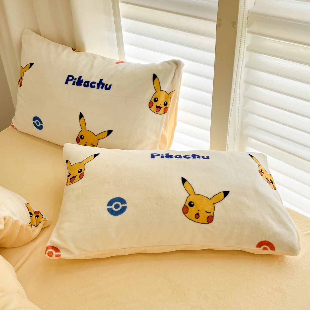 91家纺网 家纺一手货源 找家纺 桃子家居 2025新款A类正版宝可梦授权皮卡丘大版卡通平网数码印花加厚高克重牛奶绒四件套 绒小版-搞怪皮卡丘