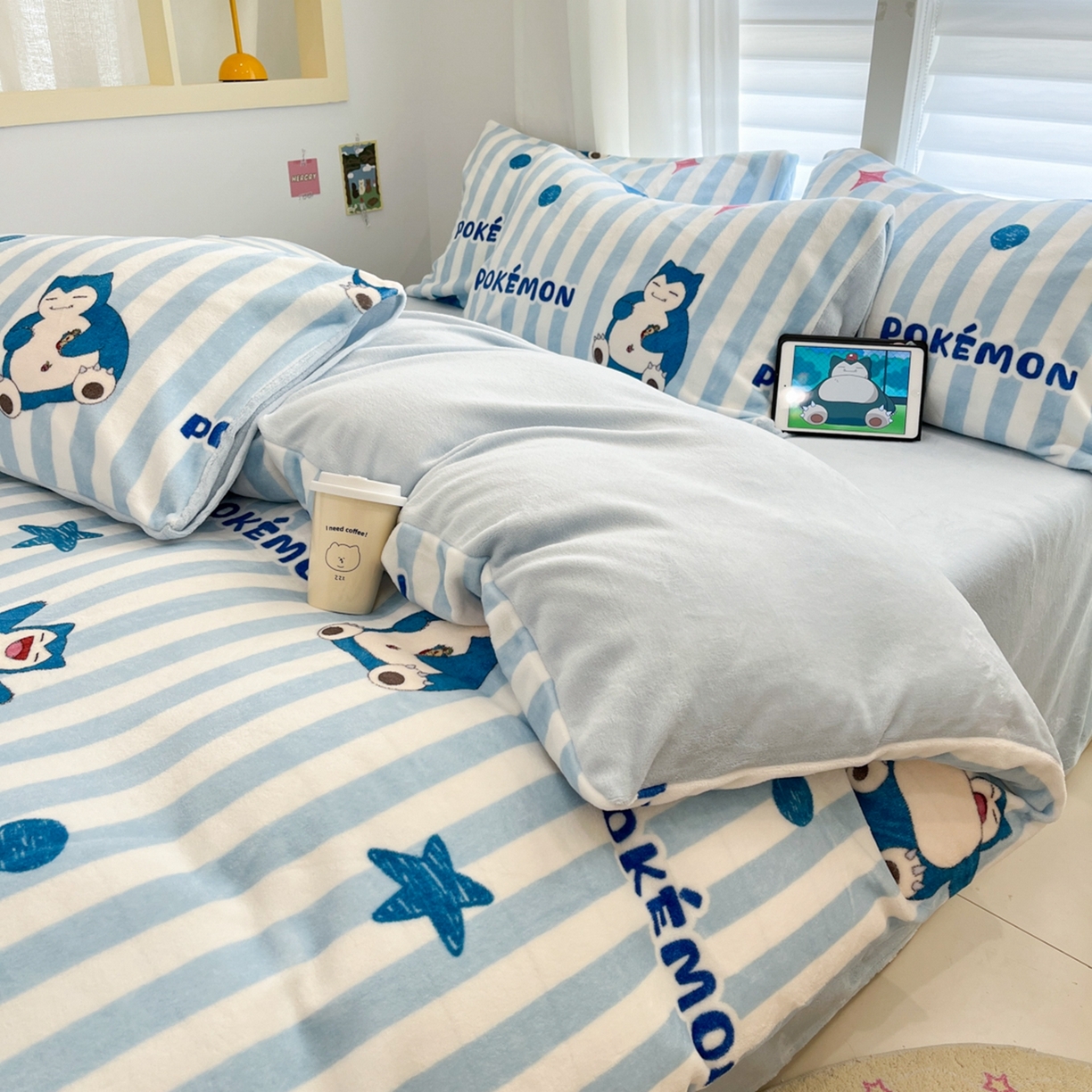 91家纺网 家纺一手货源 找家纺 桃子家居 2025新款A类正版宝可梦授权皮卡丘大版卡通平网数码印花加厚高克重牛奶绒四件套 绒小版-蓝条卡比兽